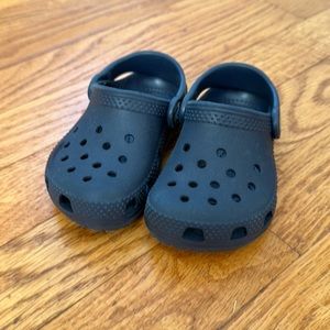 Toddler Navy Crocs - Size 6